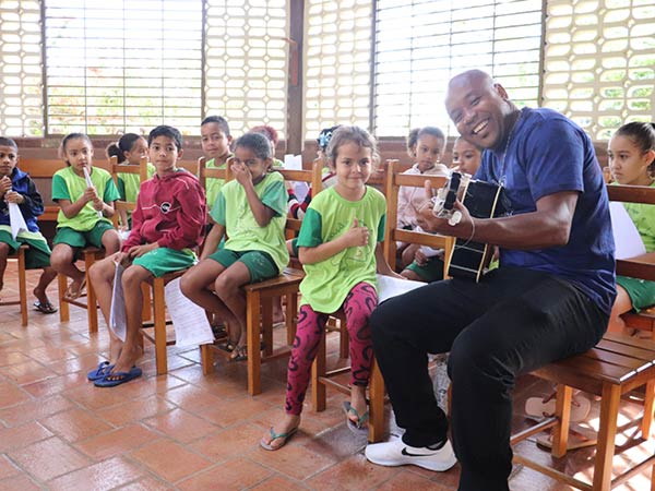 2-amigab-slider-social-vixpar